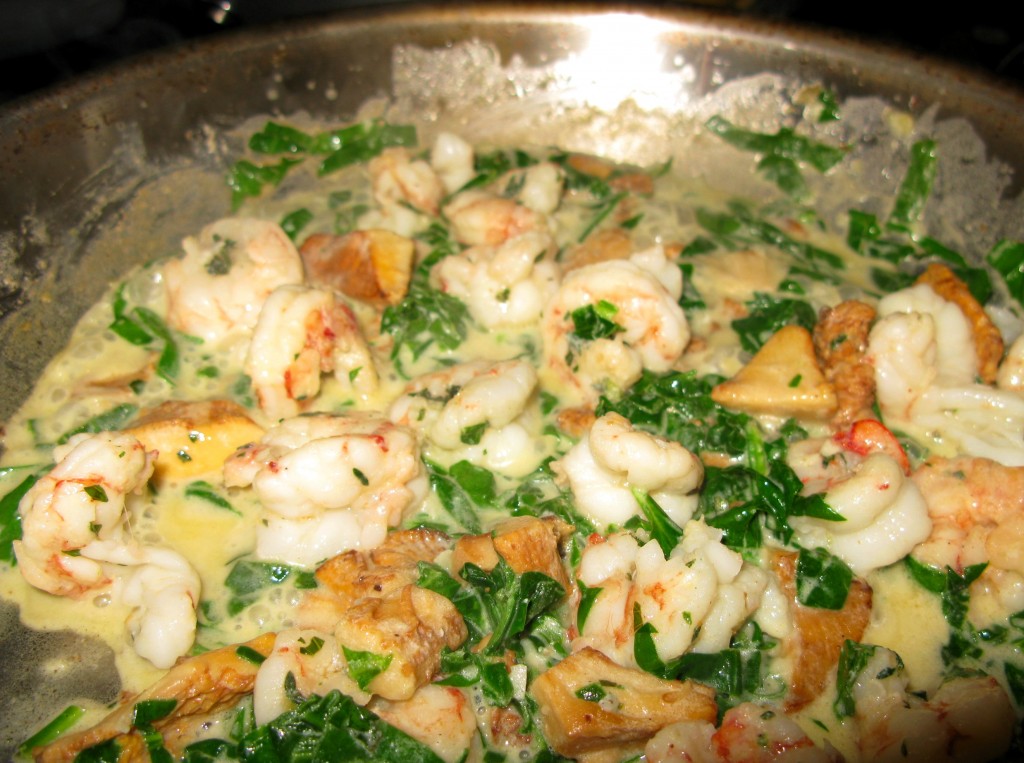 Shrimp and chanterelles with spinach in butter and cream